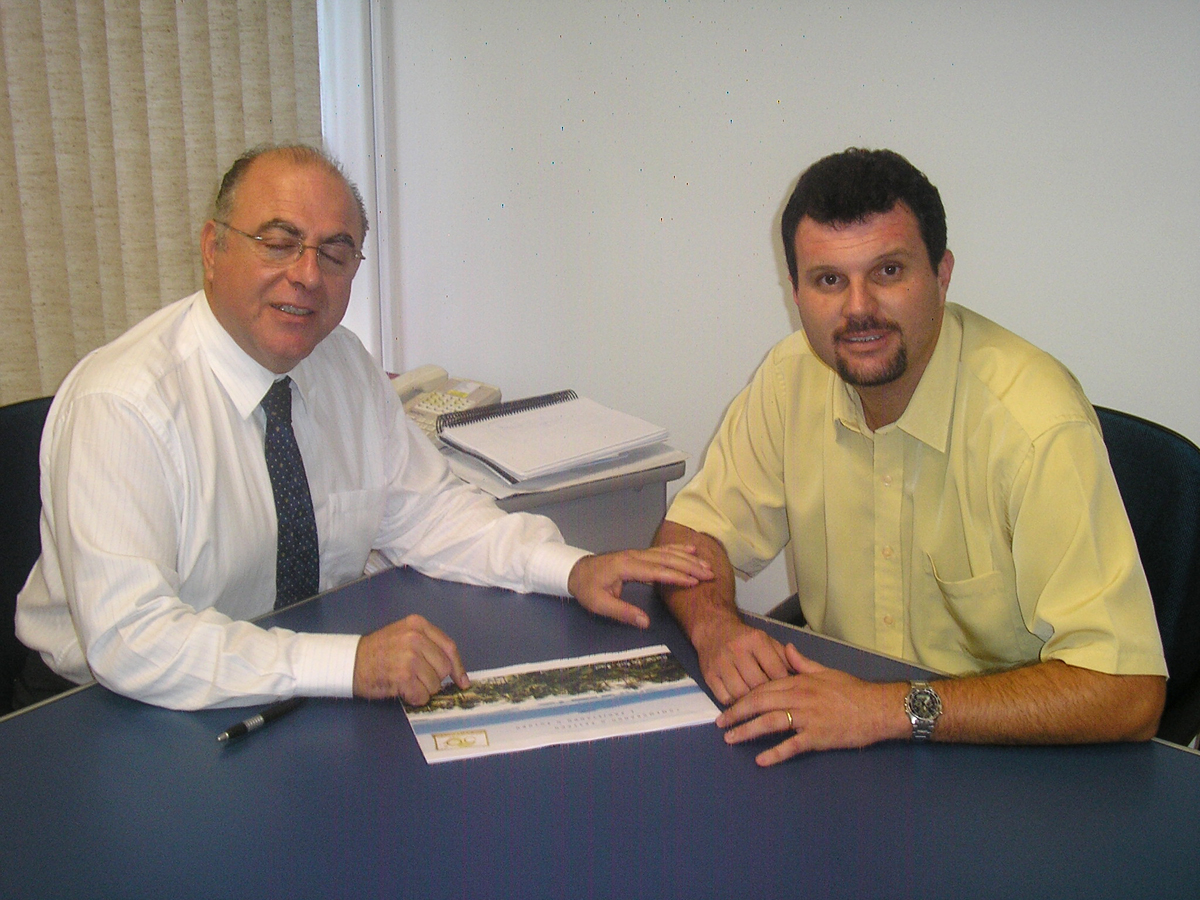 Arnaldo Jardim em reunio com o vice-prefeito de Vrzea Paulista, Jos Roberto Aprillanti Jnior<a style='float:right;color:#ccc' href='https://www3.al.sp.gov.br/repositorio/noticia/03-2008/Jardim Jose jr.jpg' target=_blank><i class='bi bi-zoom-in'></i> Clique para ver a imagem </a>